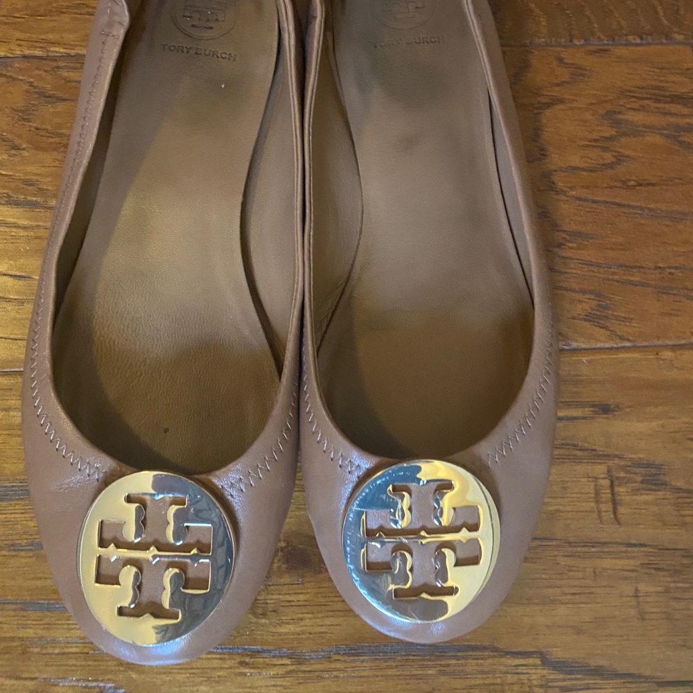 Tory Burch Minnie Flats in tan with gold logo